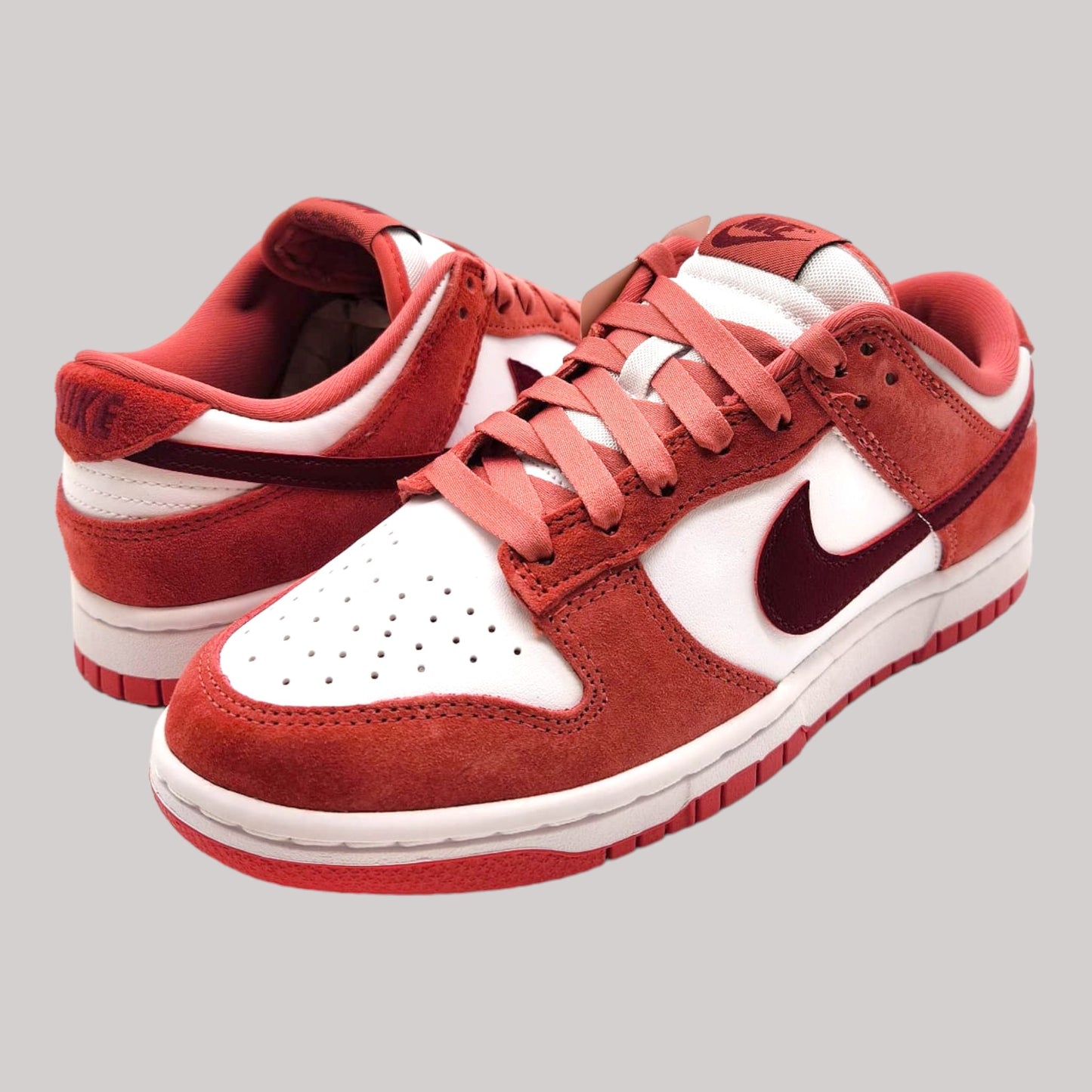 Nike Dunk Low "Valentine's Day"